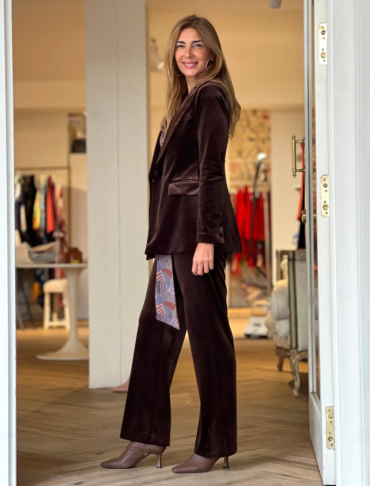 Total look chaqueta y pantalón ideal de terciopelo chocolate