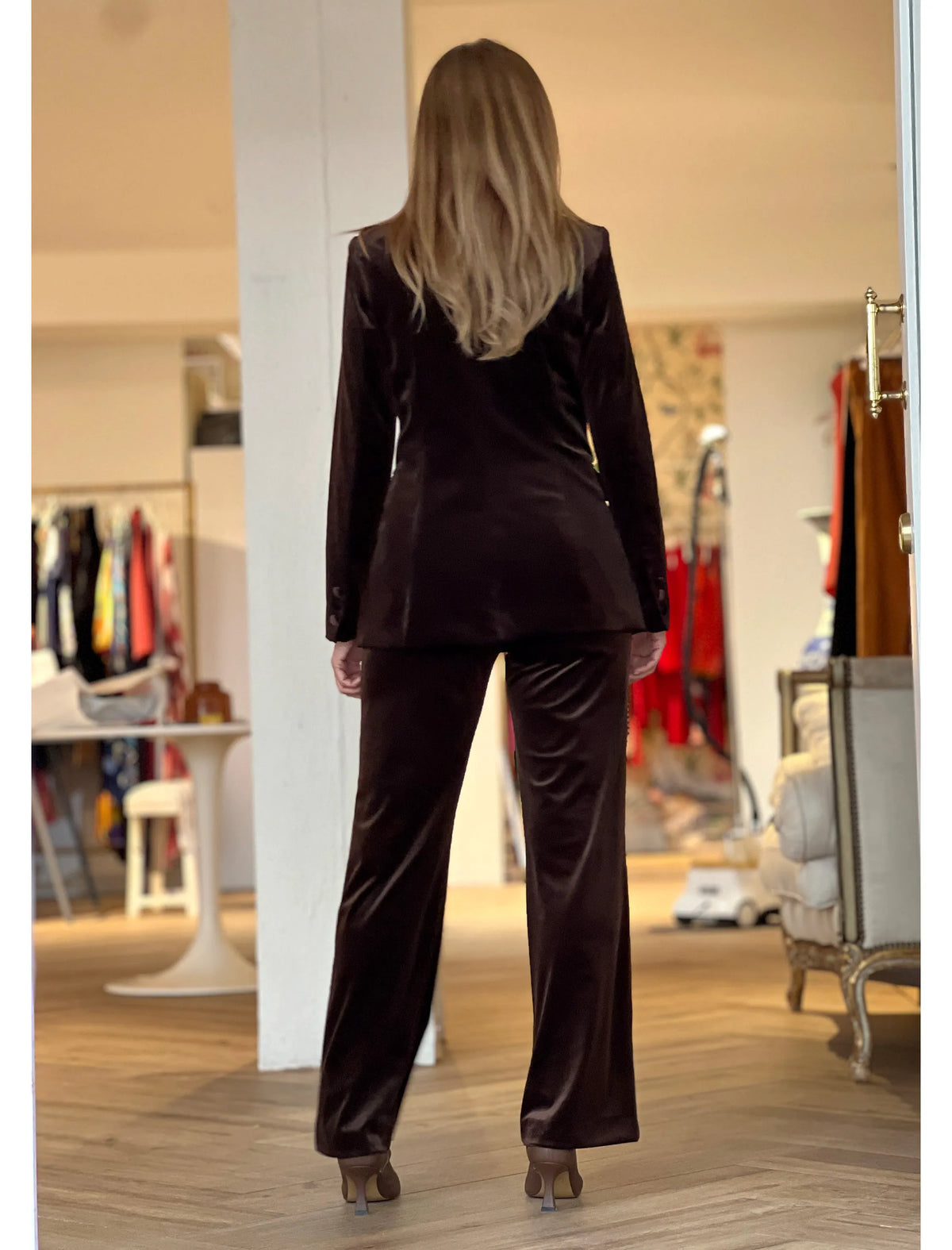 Total look chaqueta y pantalón ideal de terciopelo chocolate