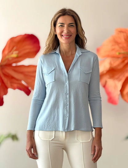 Camisa azul de mujer polo de bolsillos