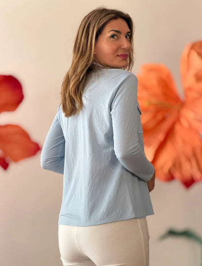 Camisa azul de mujer polo de bolsillos