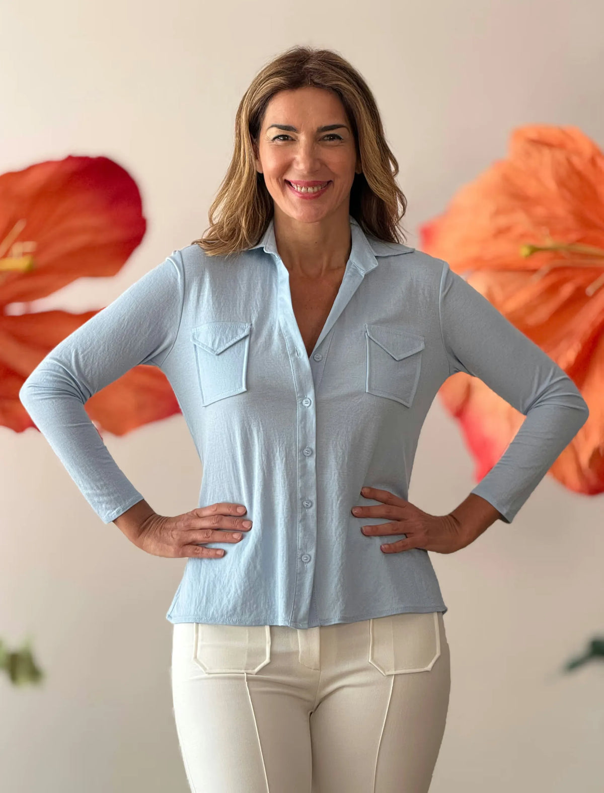 Camisa azul de mujer polo de bolsillos
