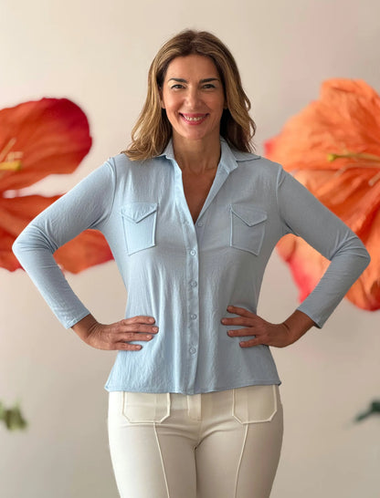 Camisa azul de mujer polo de bolsillos