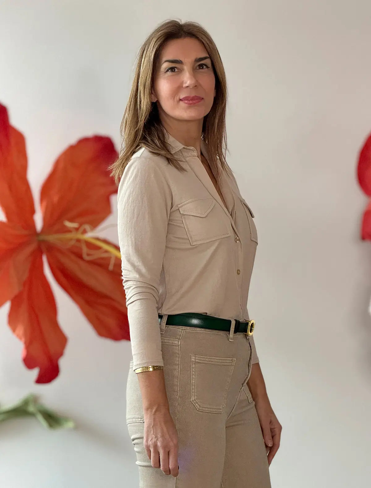 Camisa beige de mujer polo de bolsillos