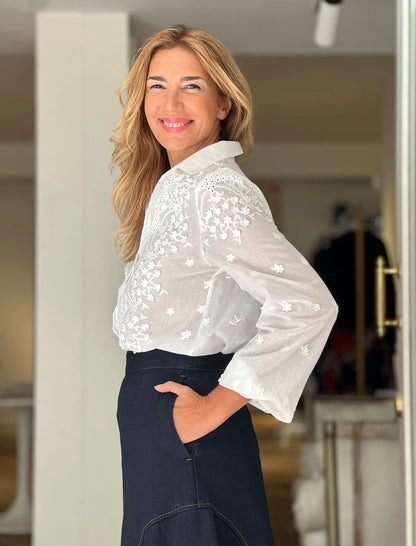 Camisa blanca de mujer preciosa de encajes