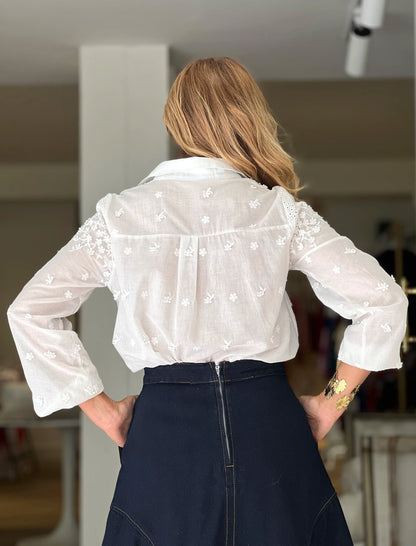Camisa blanca de mujer preciosa de encajes