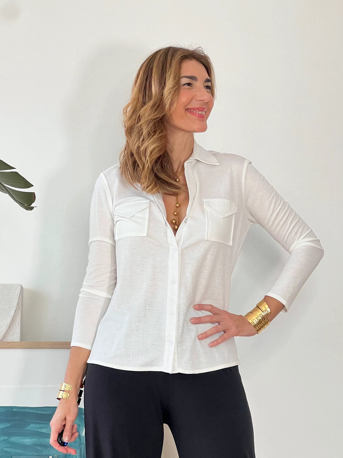 Camisa blanca de mujer elegante polo de bolsillos