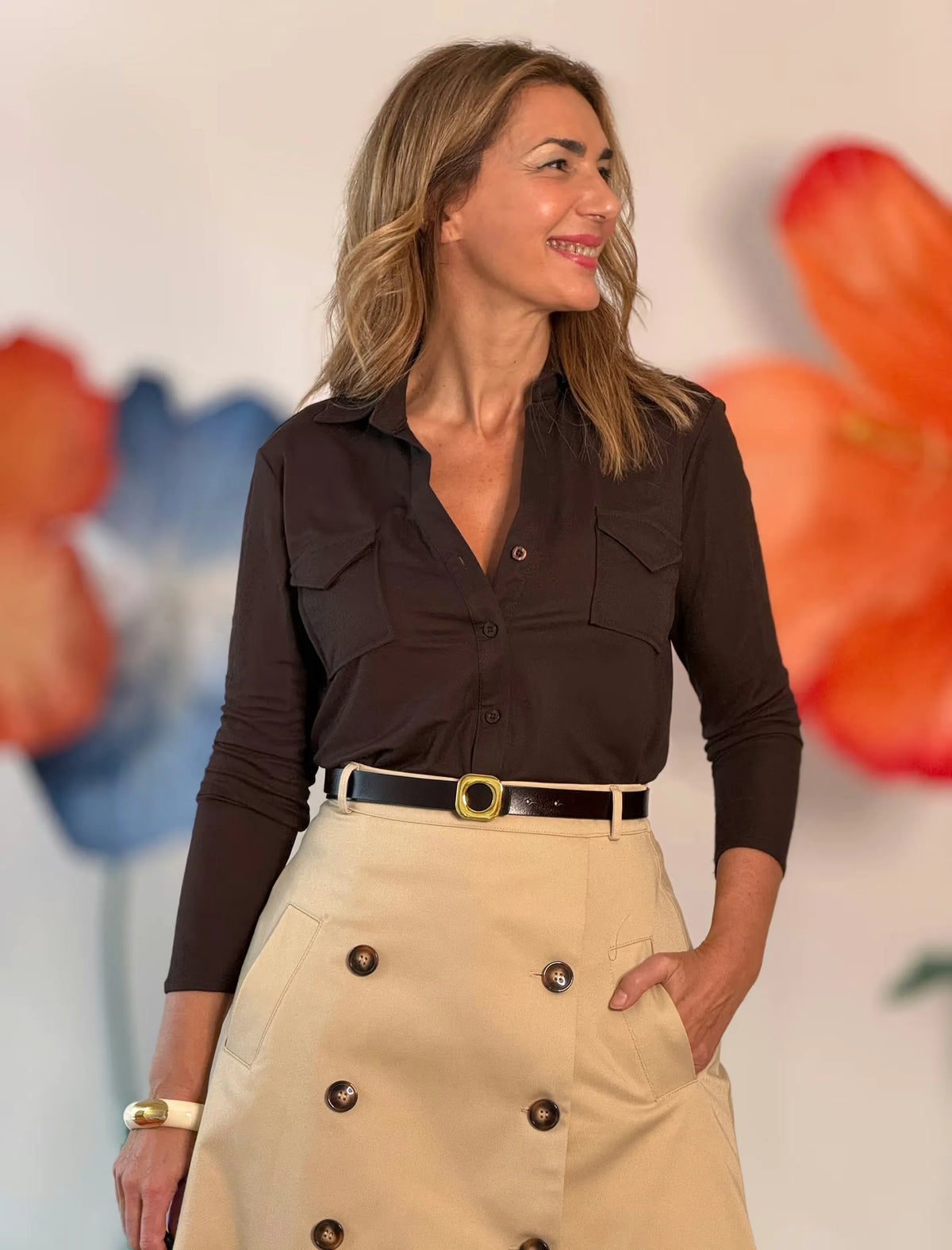 Camisa marrón de mujer polo de bolsillos