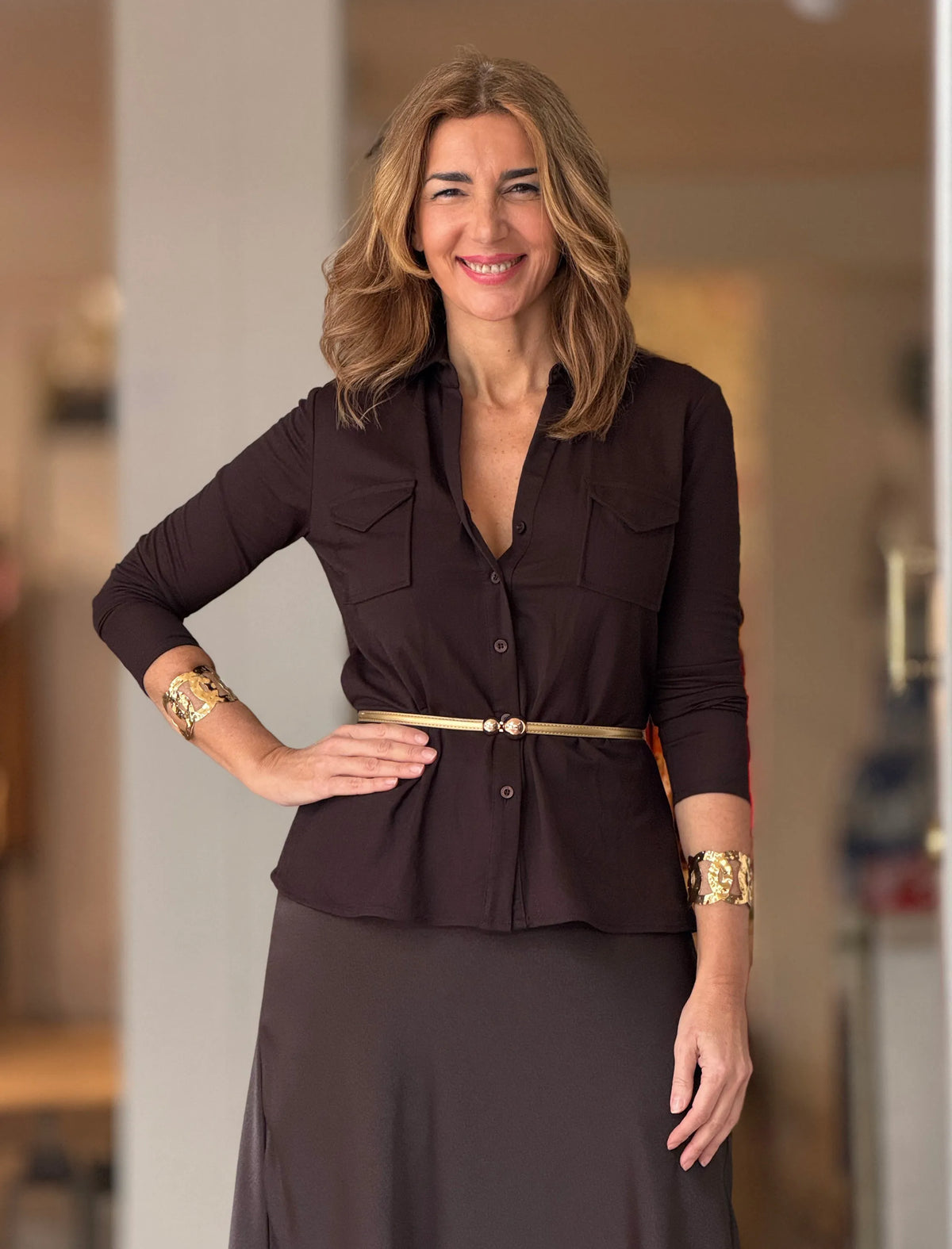 Camisa marrón de mujer polo de bolsillos