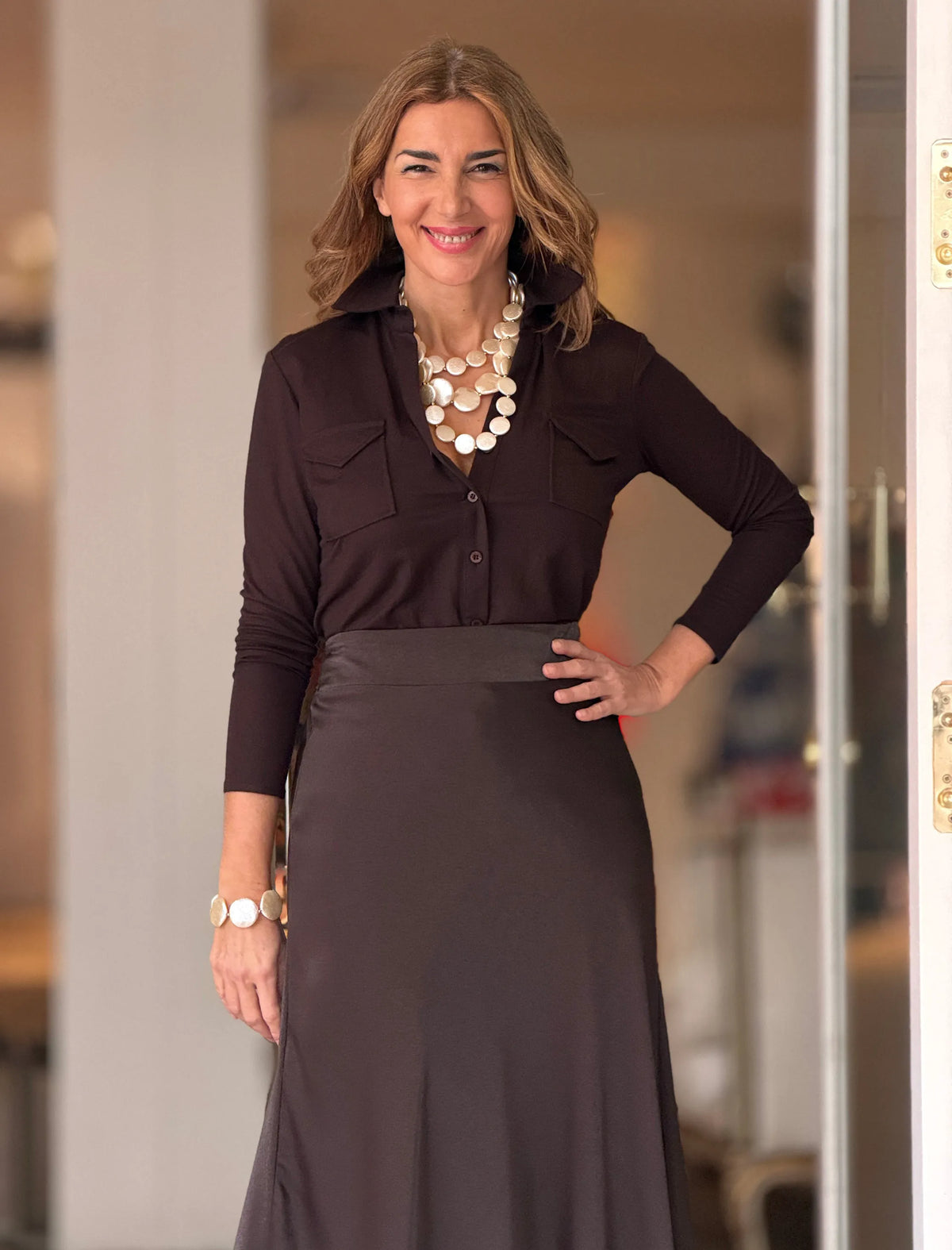 Camisa marrón de mujer polo de bolsillos