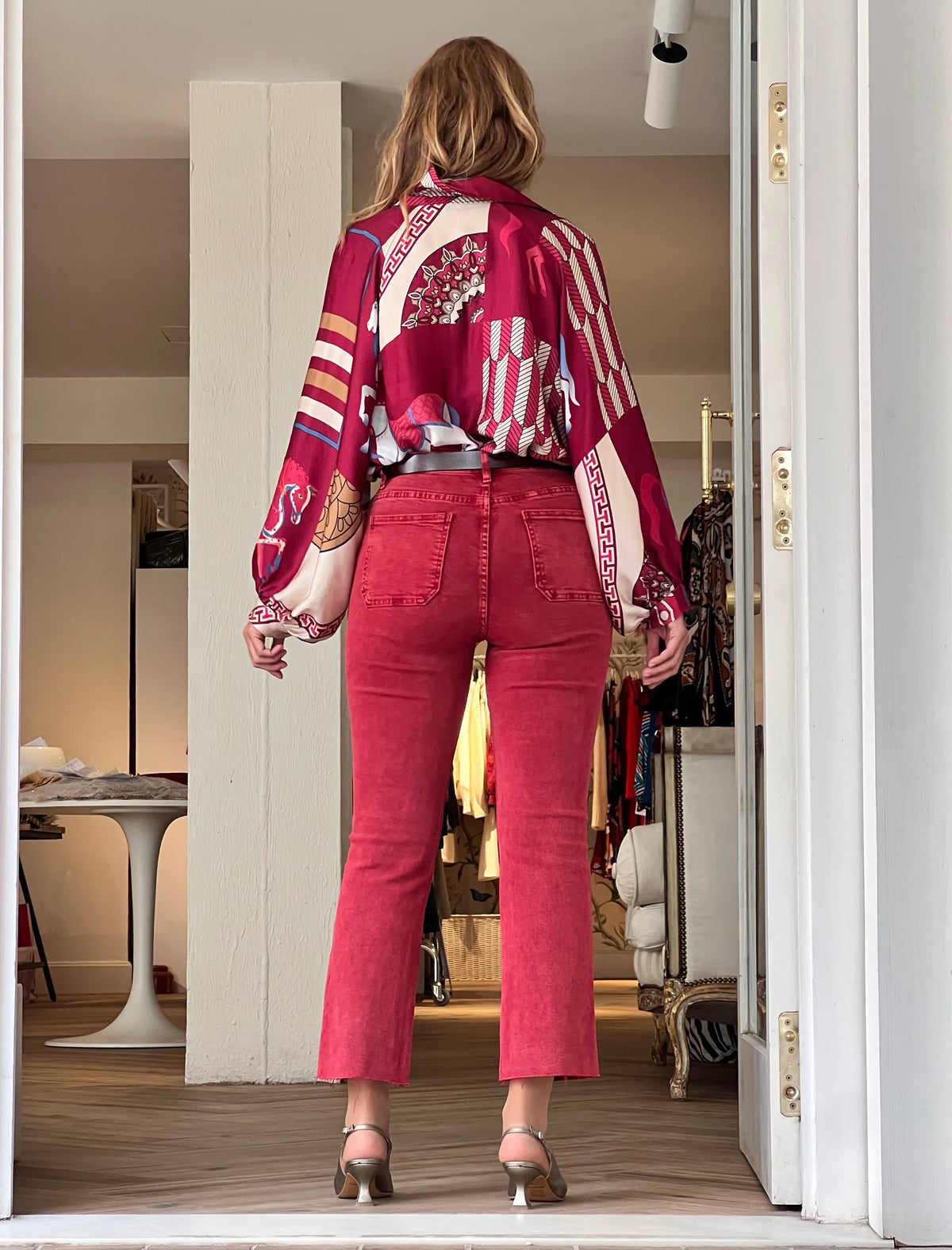 Pantalón vaquero burdeos bolsillos