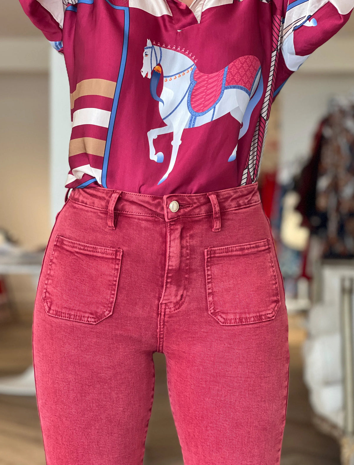 Pantalón vaquero burdeos bolsillos